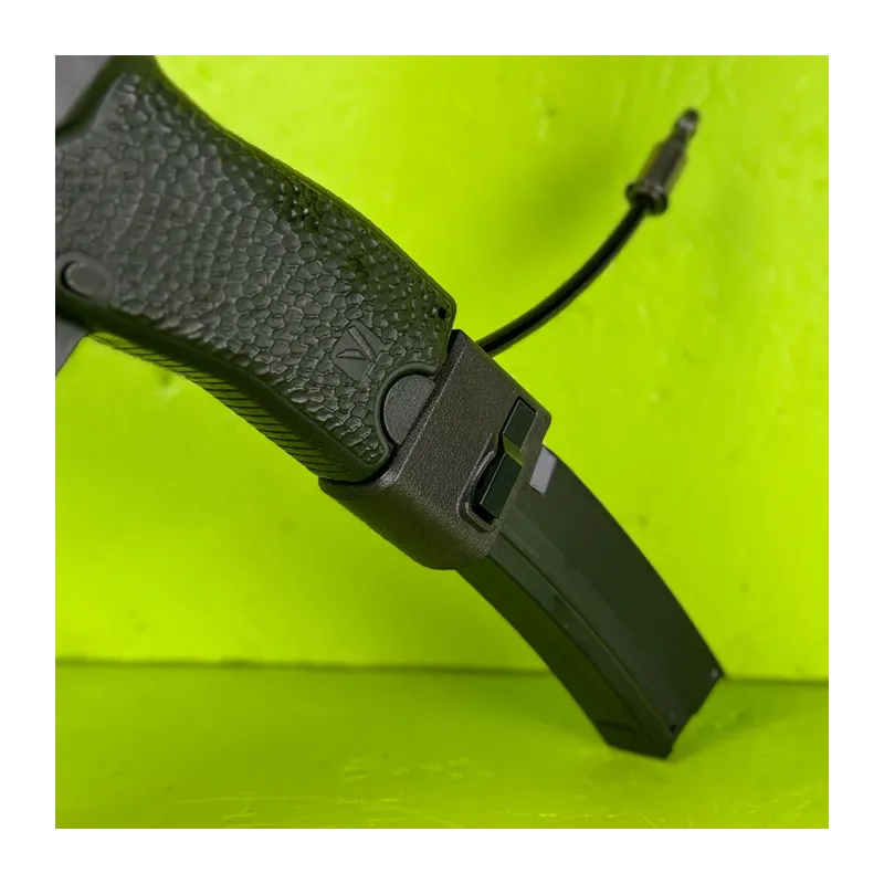 Adaptateur HPA AirTac inséré dans la poignée du VMP1 avec chargeur MP5 et ligne HPA