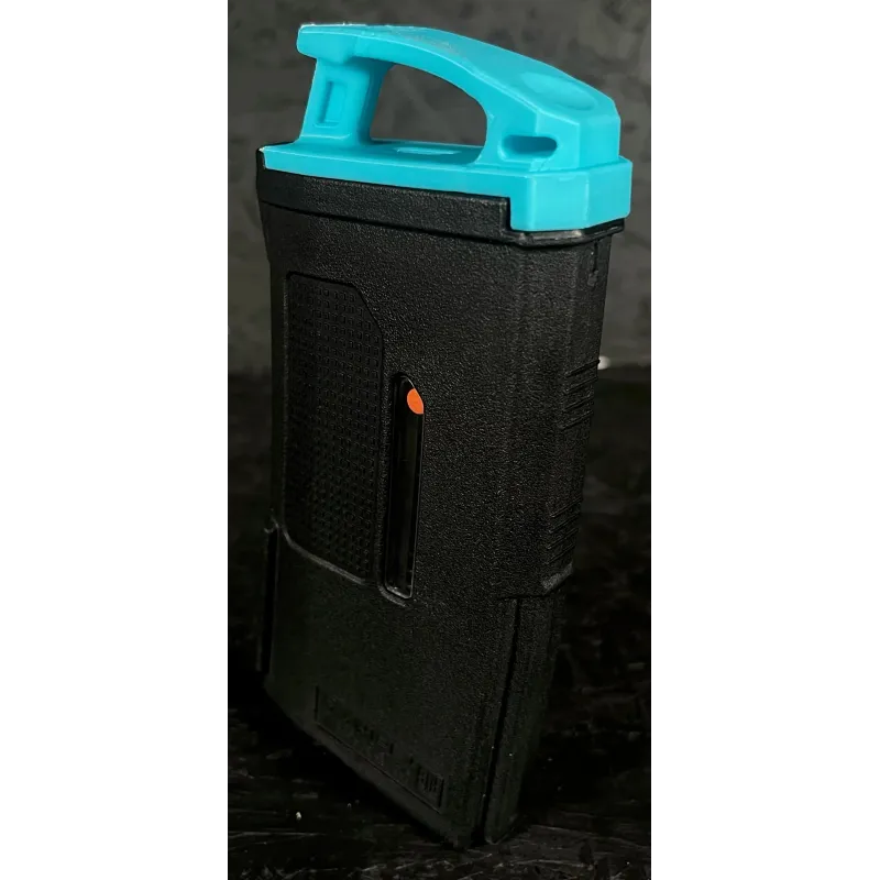 Plaque Ranger Airtac CORE-TAC bleu clair sur chargeur PTS EPM1, photo sur fond noir