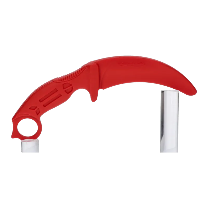 Karambit d'entraînement K25 rouge, face marquée Designed in Spain, vue de profil sur supports