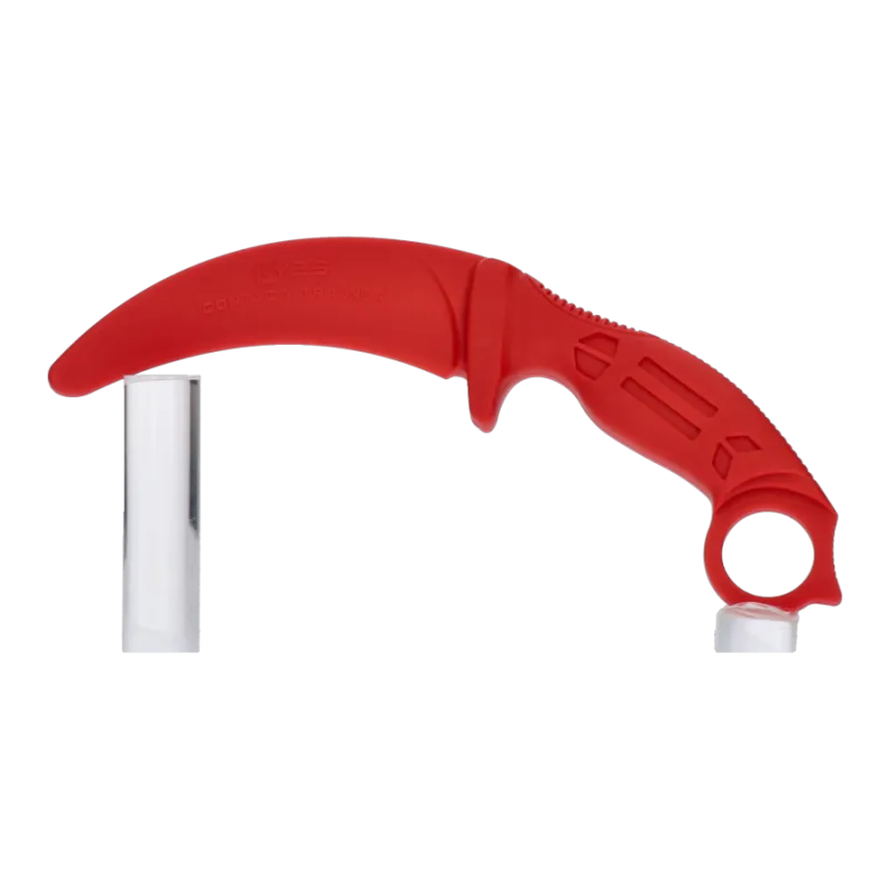 Karambit d'entraînement K25 rouge, lame marquée K25 Contact Trainer, vue de profil sur supports
