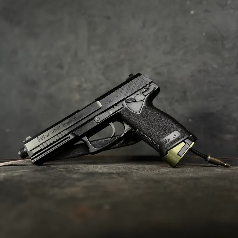Adaptateur HPA Airtac installé sur pistolet MK23, vue de profil avec raccord de ligne
