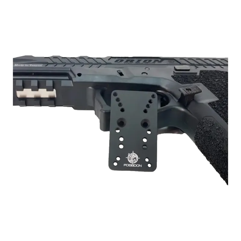 Monture RMR Poseidon noire présentée devant un pistolet Poseidon Orion