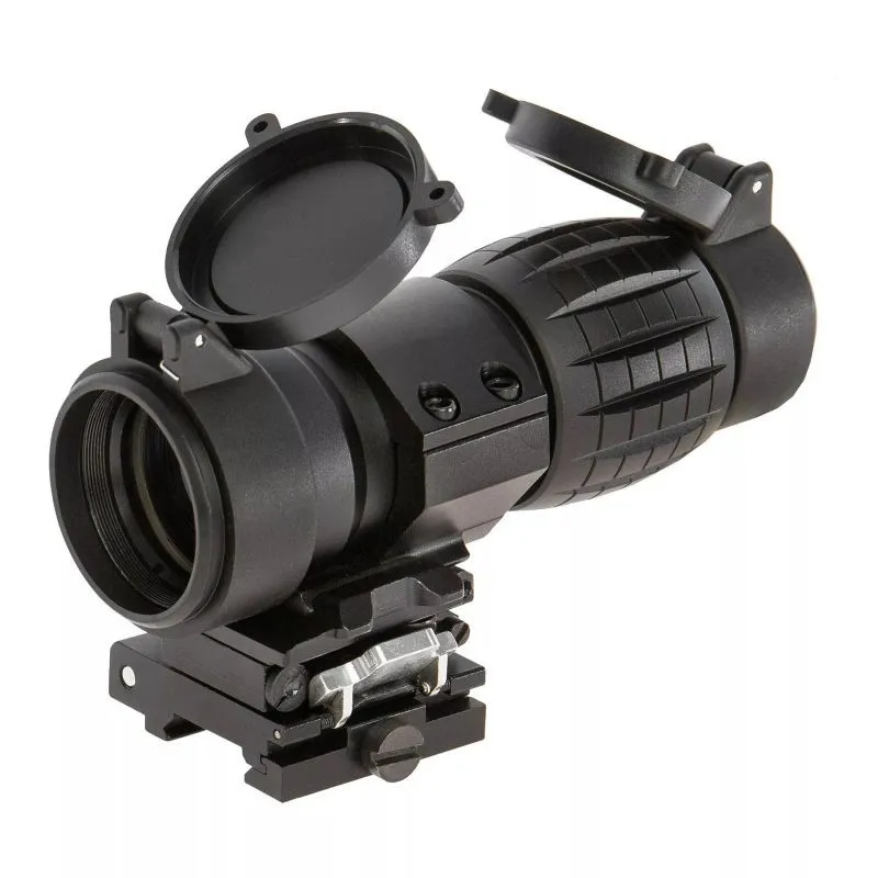 Magnifier 3X Tactical Ops noir, vue de trois quarts avec bonnettes et montage basculant