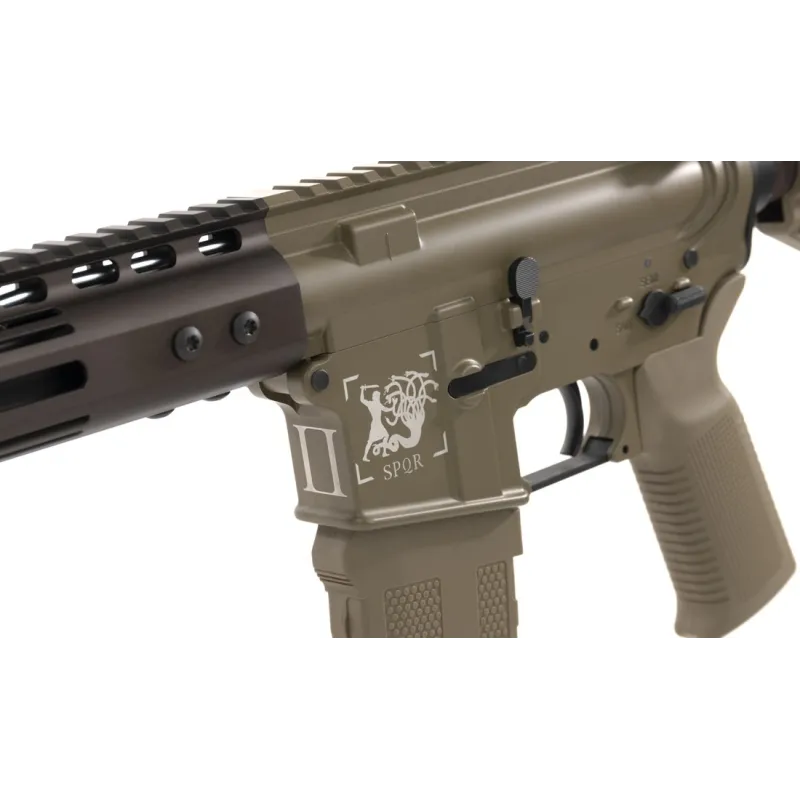 Réplique GBBR Secutor Centurion II tan, détail du marquage II SPQR de la carcasse