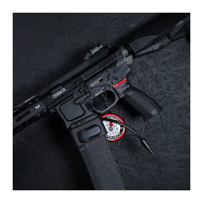 Adaptateur HPA Airtac G&G MGCR vers M4 en situation sur réplique G&G, fond décor