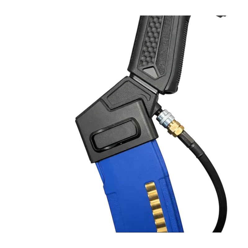 Adaptateur HPA Airtac noir pour Glock et AAP-01, gros plan avec raccord et ligne HPA