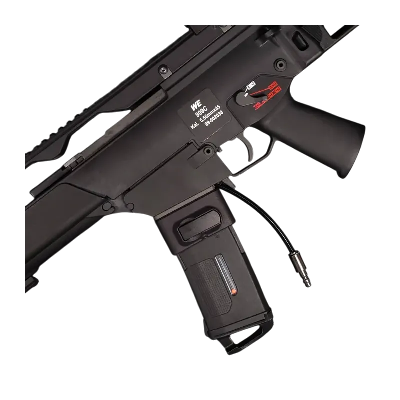 Adaptateur HPA Airtac noir sur WE G36C, gros plan avec chargeur M4 et ligne HPA
