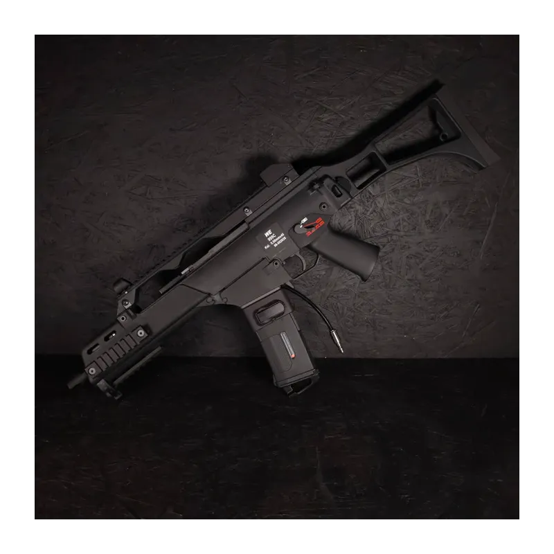 Adaptateur HPA Airtac noir monté sur WE G36C, vue d'ensemble sur fond sombre