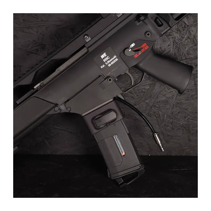 Adaptateur HPA Airtac noir sur WE G36C, gros plan sur fond sombre