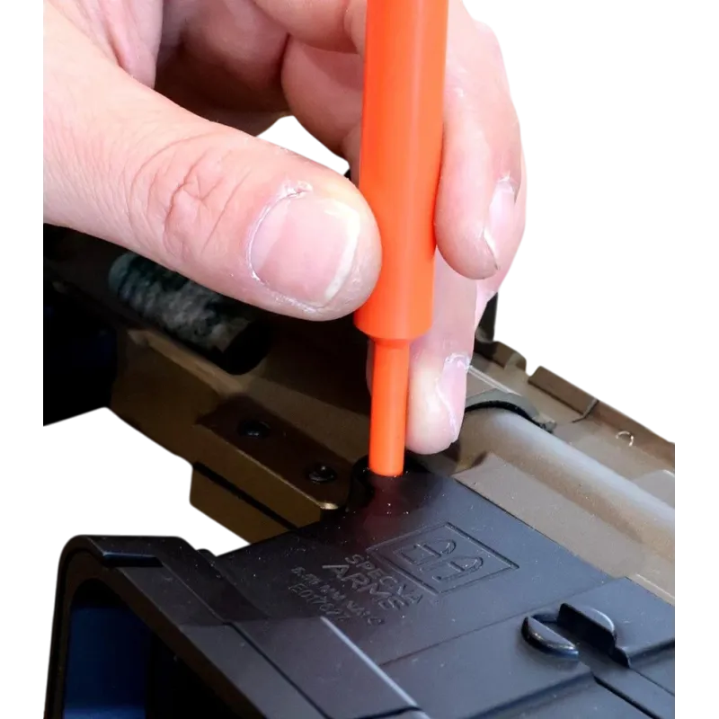 Chasse-goupille POM Balystik orange utilisé sur le boîtier d'une réplique AR