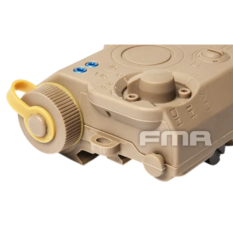 Boîtier factice FMA AN/PEQ-15 LA-5 Dark Earth, gros plan sur le capuchon et le sélecteur