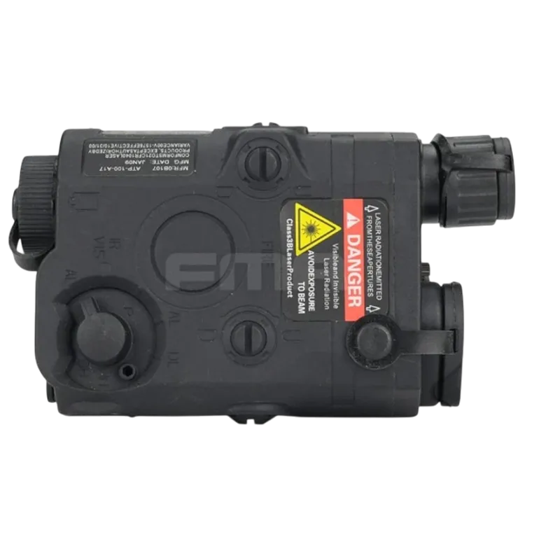 Boîtier factice FMA AN/PEQ-15 V1 noir, vue de côté avec étiquette Danger