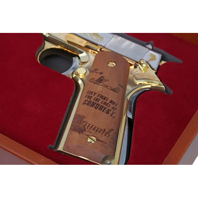 G&G GPM1911 D-Day, gros plan des plaquettes en bois gravées dans la mallette