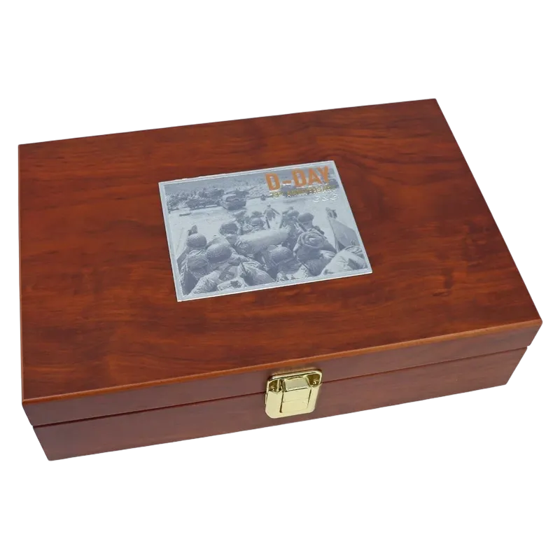 Mallette en bois fermée du G&G GPM1911 D-Day avec plaque commémorative sur le couvercle