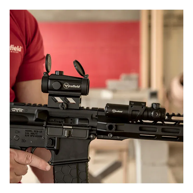 Viseur point rouge Firefield Impulse 1x22 Compact sur le rail d'une carabine tenue en main, vue de profil