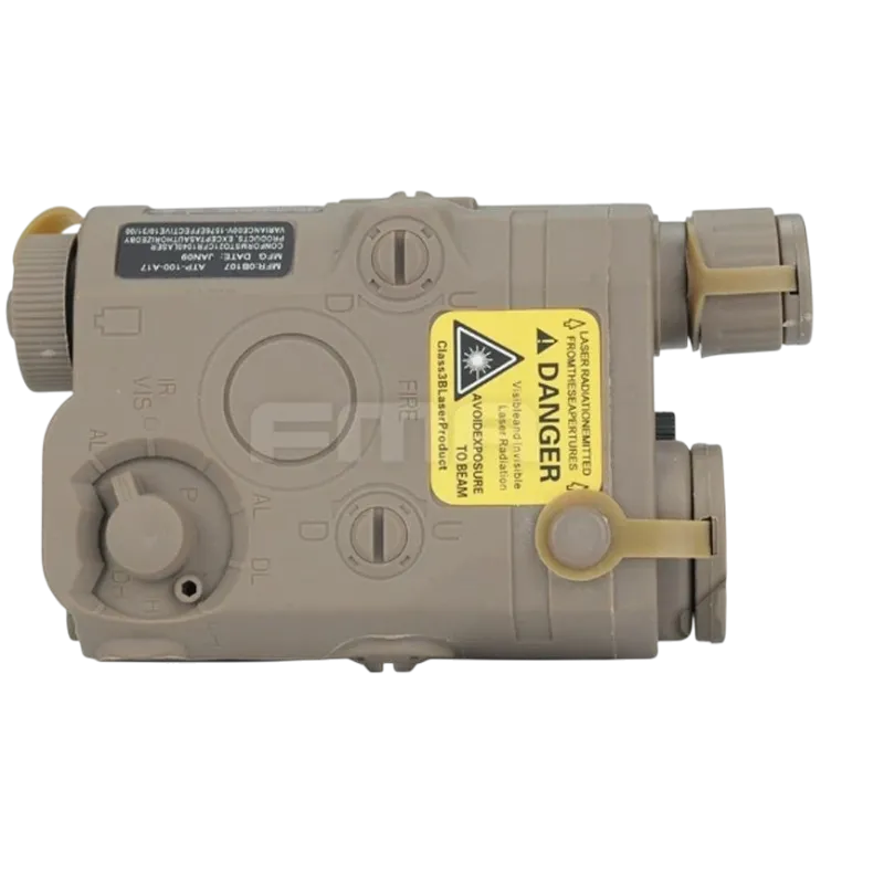 Boîtier factice FMA AN/PEQ-15 V1 Dark Earth, vue de côté avec étiquette Danger