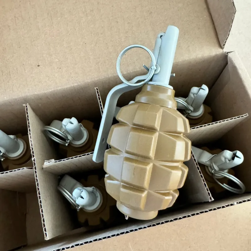 Grenades Pyrosoft PIRO-F1-G rangées dans leur carton de 8
