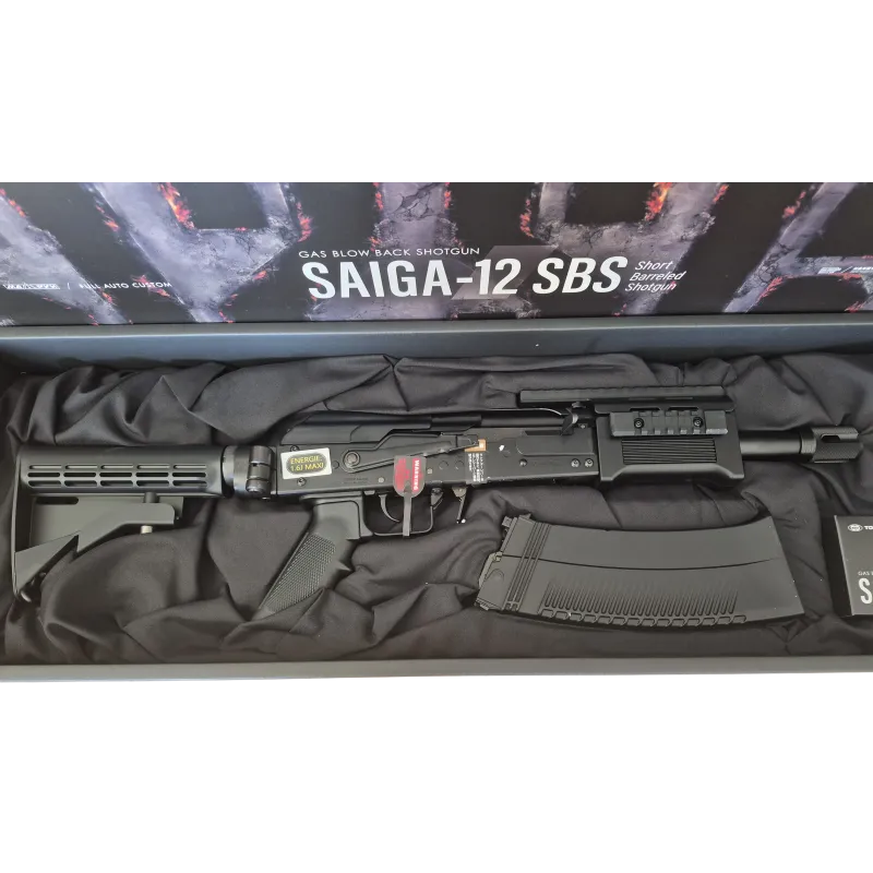 Saiga 12 SBS GBB Tokyo Marui dans sa boîte d'origine, gros plan avec chargeur
