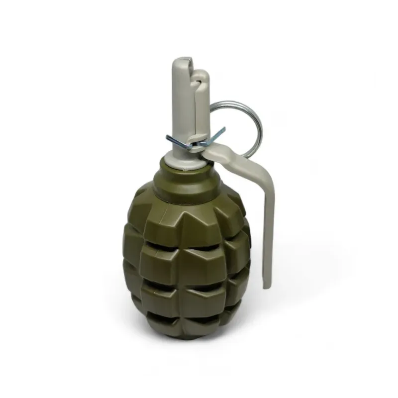 Grenade Pyrosoft PIRO-F1-M debout, vue de trois quarts avec levier et goupille