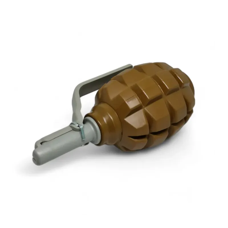 Grenade Pyrosoft PIRO-F1-G couchée, vue de profil avec corps quadrillé et levier