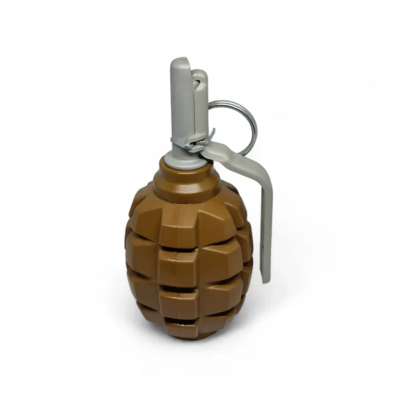Grenade Pyrosoft PIRO-F1-G debout, vue de trois quarts avec levier et anneau