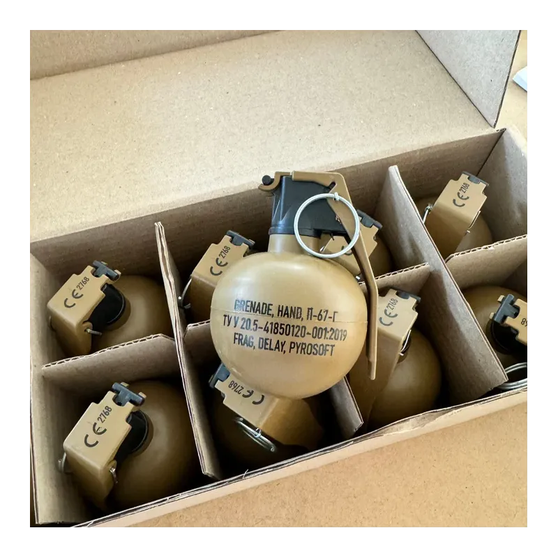 Carton ouvert de grenades Pyrosoft P-67-G NATO rangées dans leurs alvéoles