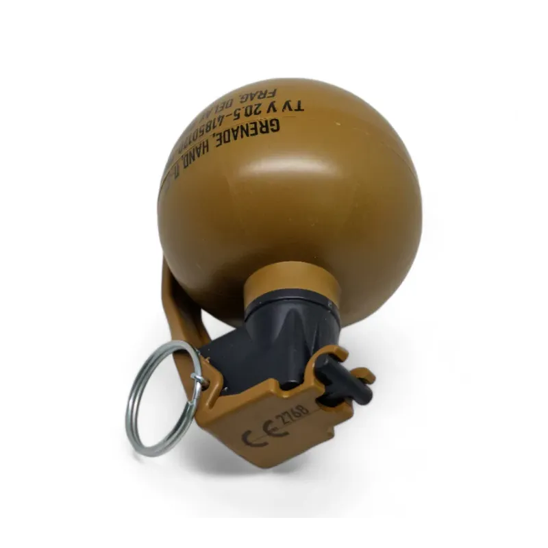 Grenade Pyrosoft P-67-G NATO couchée, tête d'allumage noire, levier marqué CE et anneau