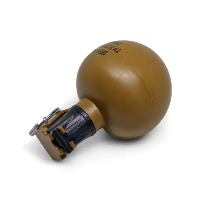 Grenade Pyrosoft P-67-G NATO couchée, vue de trois quarts sur la tête d'allumage
