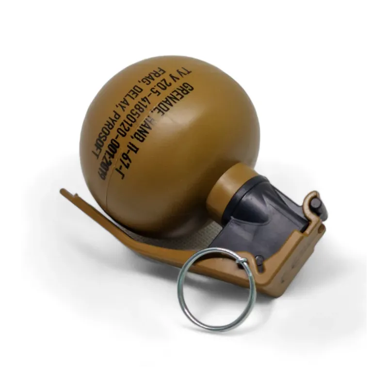 Grenade Pyrosoft P-67-G NATO couchée sur le levier, marquage du corps et anneau visibles