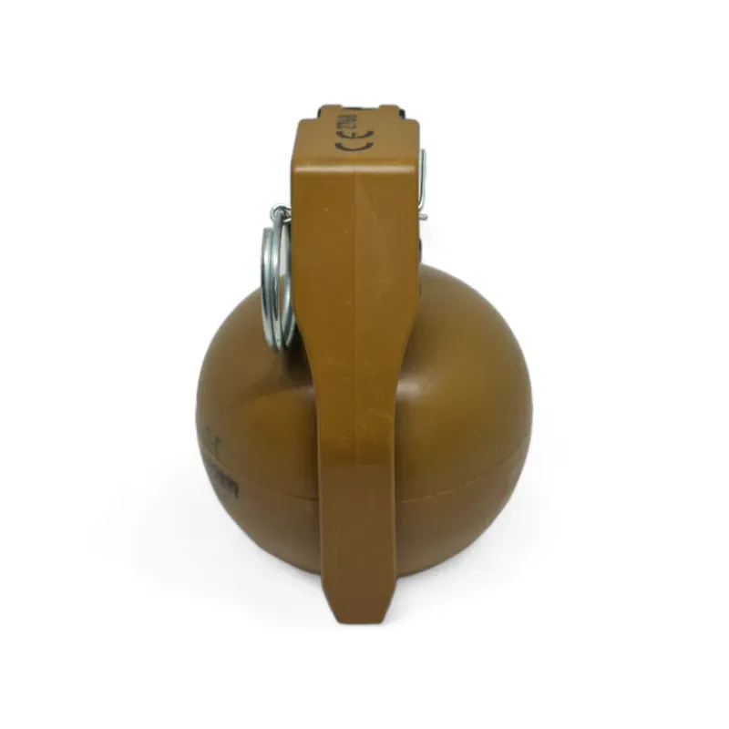 Grenade Pyrosoft P-67-G NATO debout, vue de profil sur le levier marqué CE