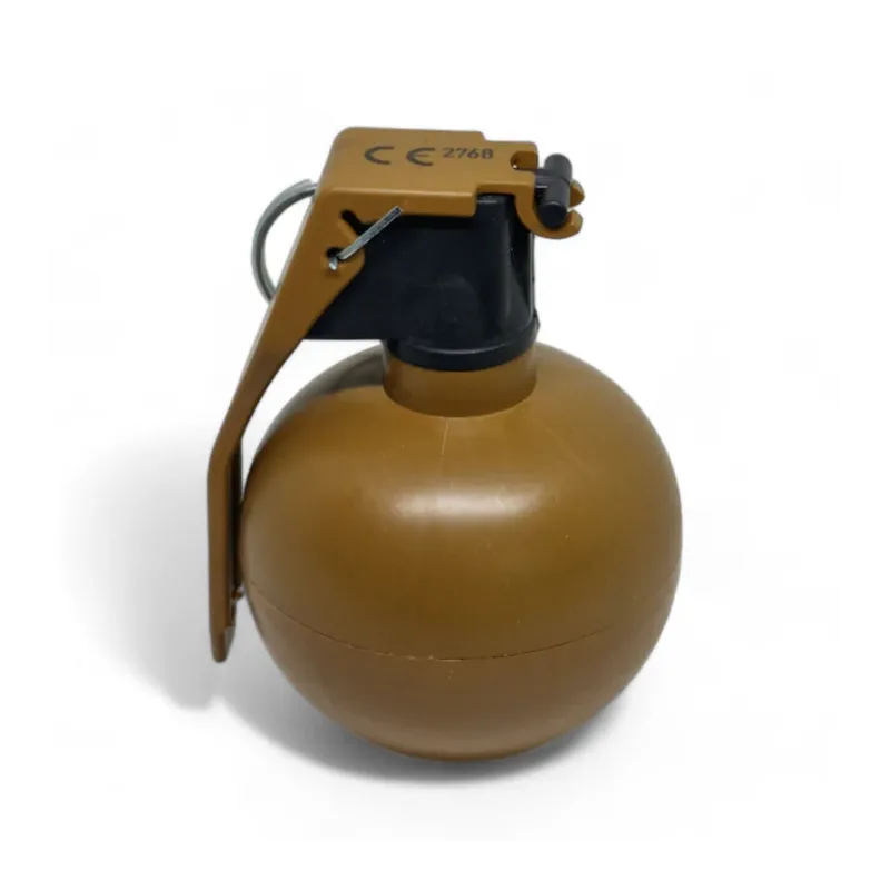 Grenade Pyrosoft P-67-G NATO debout, vue de trois quarts avec levier et tête d'allumage