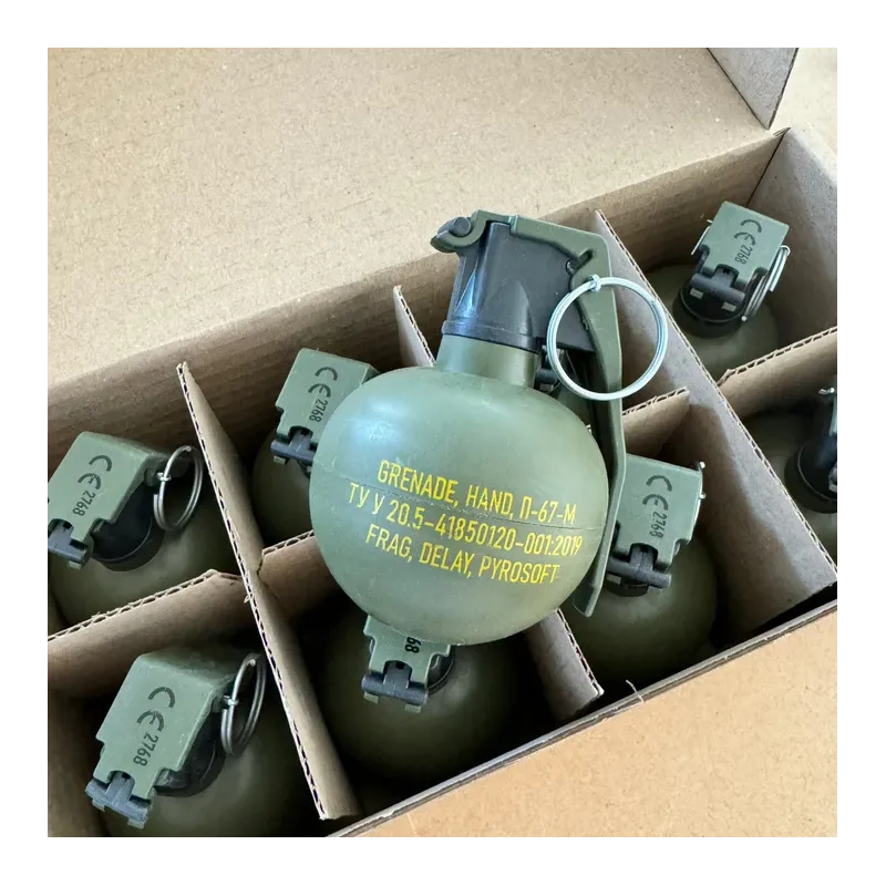 Carton ouvert de grenades Pyrosoft P-67-M NATO rangées dans leurs alvéoles