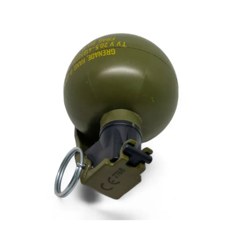 Grenade Pyrosoft P-67-M NATO couchée, tête d'allumage noire, levier marqué CE et anneau