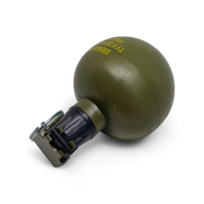 Grenade Pyrosoft P-67-M NATO couchée, vue de trois quarts sur la tête d'allumage