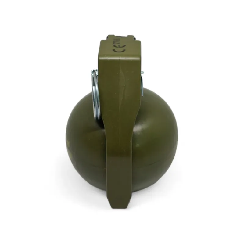 Grenade Pyrosoft P-67-M NATO debout, vue de profil sur le levier marqué CE