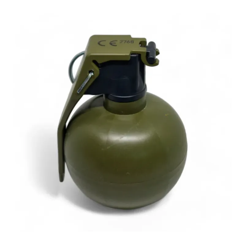 Grenade Pyrosoft P-67-M NATO debout, vue de trois quarts avec levier et tête d'allumage