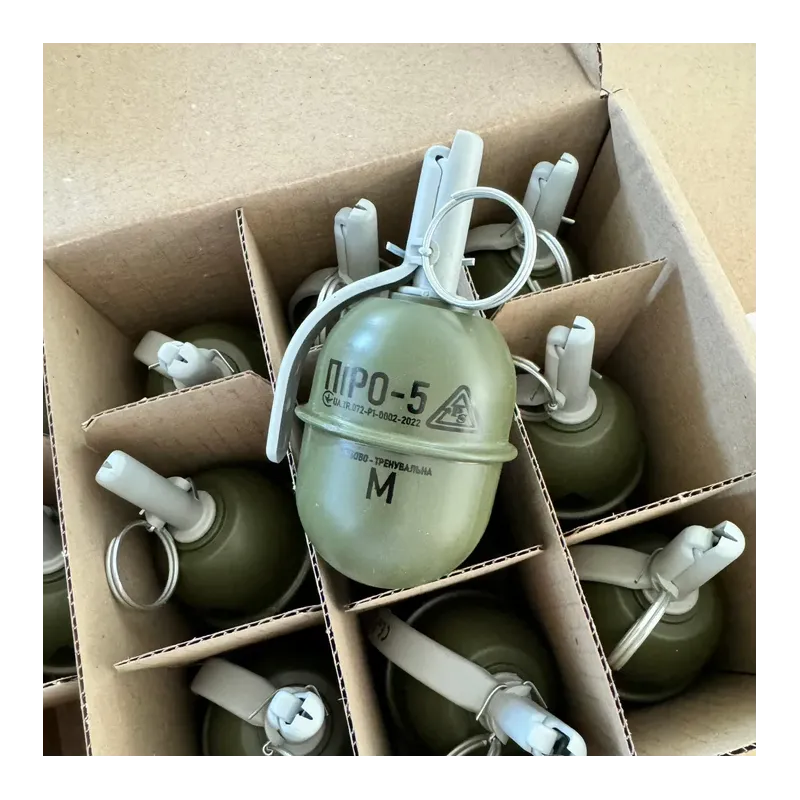 Carton ouvert de grenades Pyrosoft PIRO-5M rangées dans leurs alvéoles