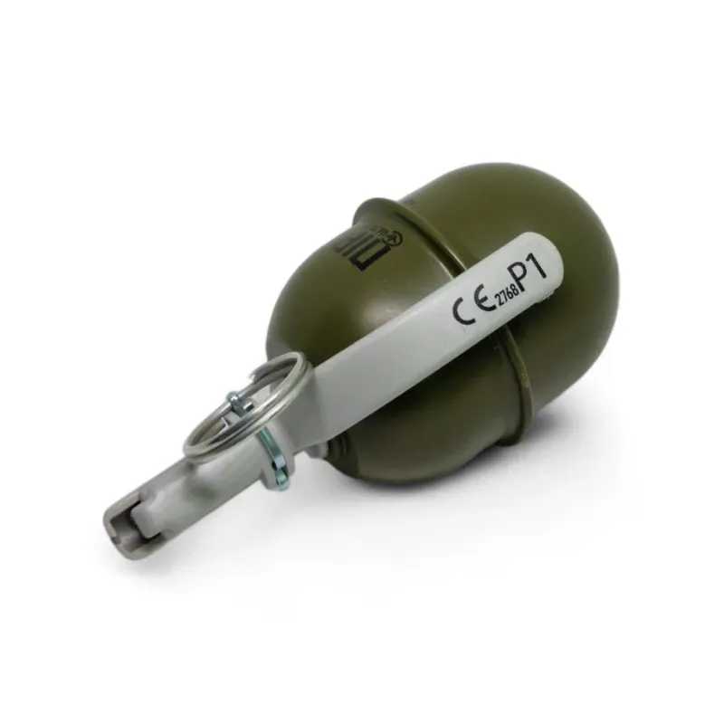 Grenade Pyrosoft PIRO-5M couchée, levier marqué CE P1 et anneau de goupille