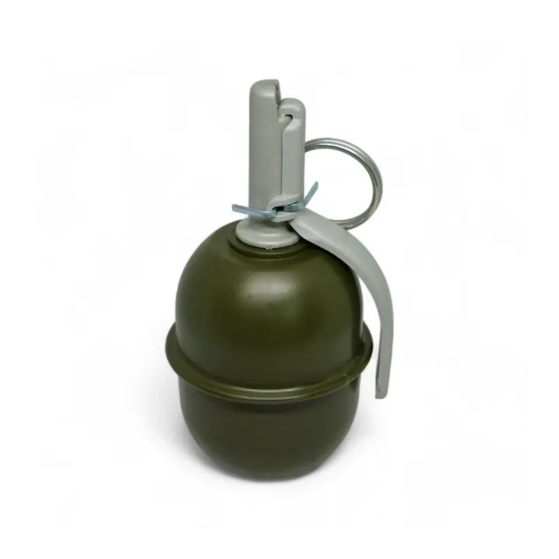 Grenade Pyrosoft PIRO-5M debout, vue de trois quarts avec levier et anneau