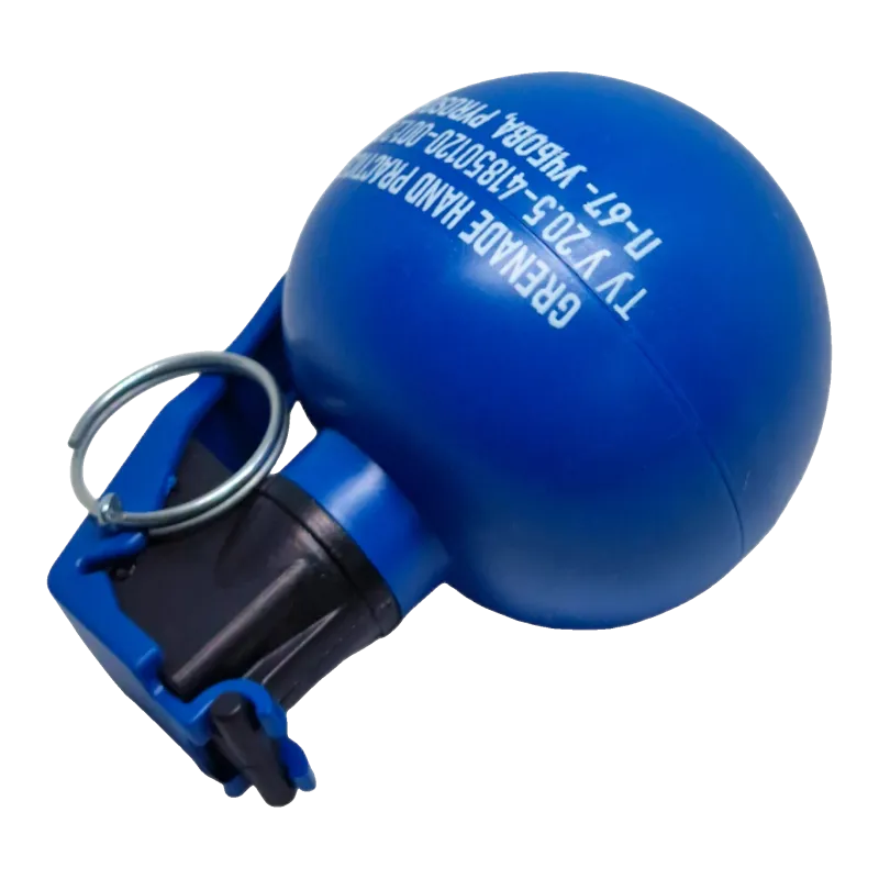 Grenade d'entraînement Pyrosoft P-67 couchée, vue de trois quarts sur la tête d'allumage