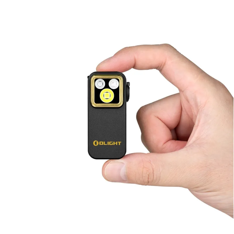 Olight Oclip Pro S noire tenue entre deux doigts pour montrer sa taille