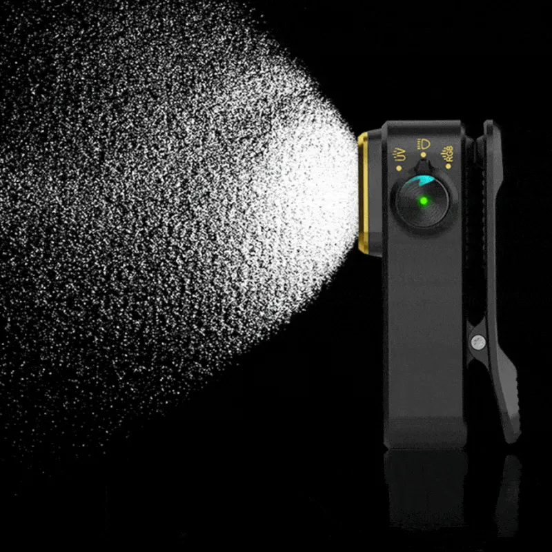 Olight Oclip Pro S noire allumée, faisceau blanc vu de profil