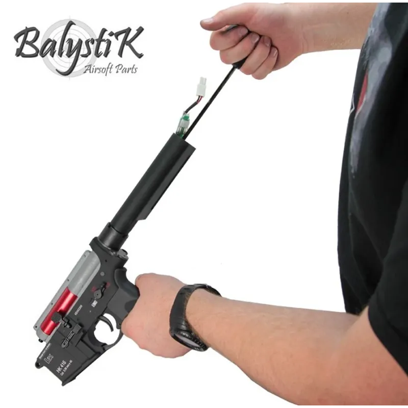 Outil à ressort QD BALYSTIK en utilisation, introduit par le tube de crosse d'une HK416