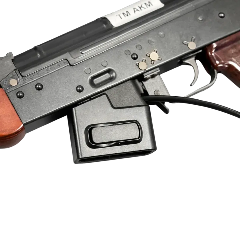 Adaptateur HPA Airtac inséré dans le puits de chargeur d'une TM AKM, sans chargeur