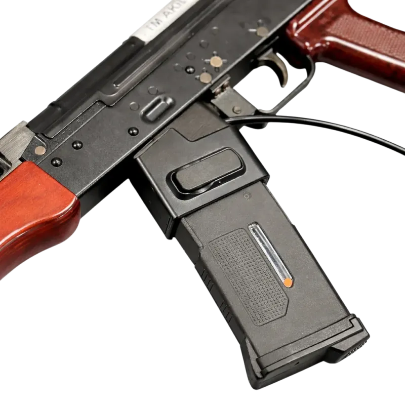 Adaptateur HPA Airtac monté sur AKM bois avec chargeur M4 EPM1 inséré, mise en situation