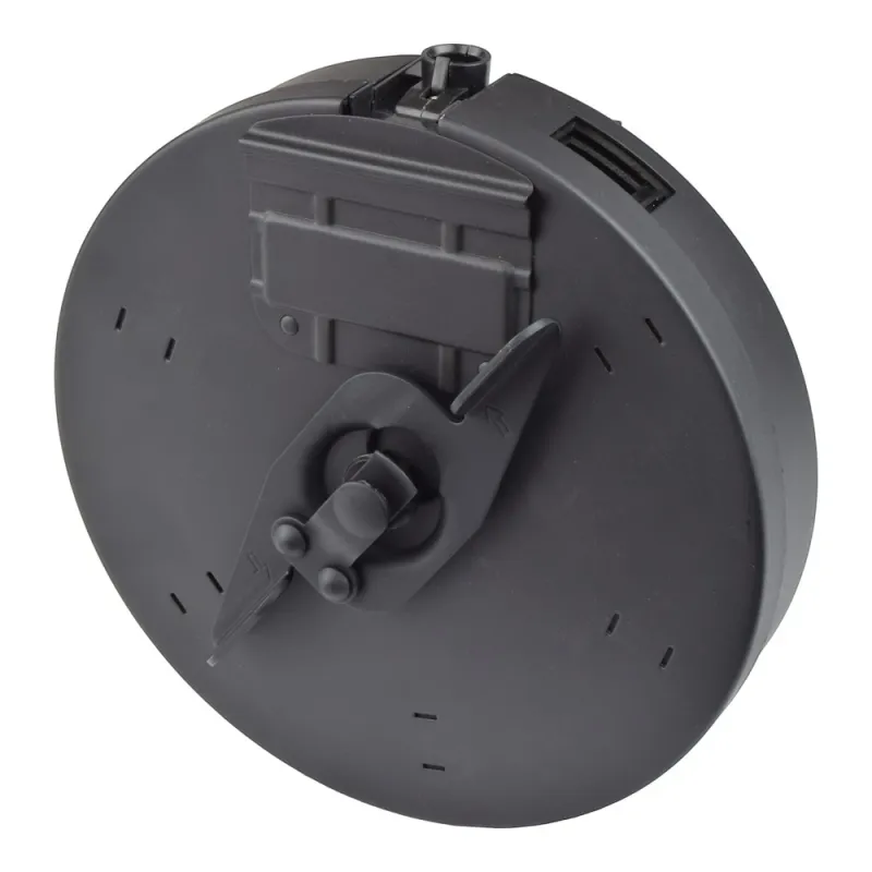 Chargeur drum CYMA 450 billes pour Thompson M1A1 AEG noir, vue de trois quarts