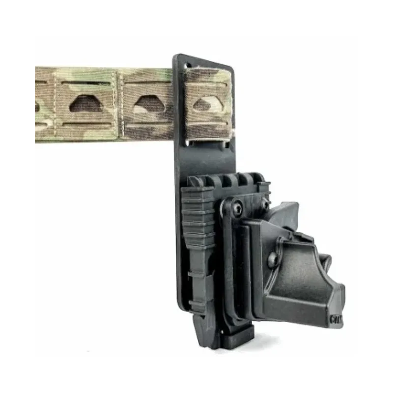Holster de pontet CTM Tac noir monté sur une ceinture camouflage, vue de côté