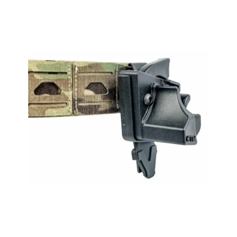 Holster de pontet CTM Tac noir fixé sur ceinture camouflage, vue de trois quarts