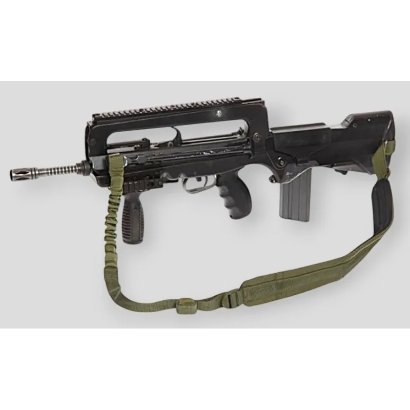 Sangle FAMAS ISTC kaki en place sur un FAMAS, de l'avant à la crosse
