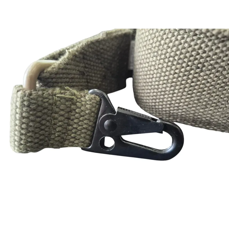 Mousqueton métallique noir de la sangle Minimi M249 vert olive, vue rapprochée